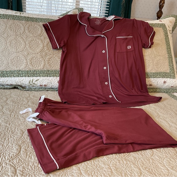 BORN NEW/WITH/TAGS TWO PIECE SLEEPWEAR , BURGUNDY SIZE MEDIUM - Picture 4 of 16